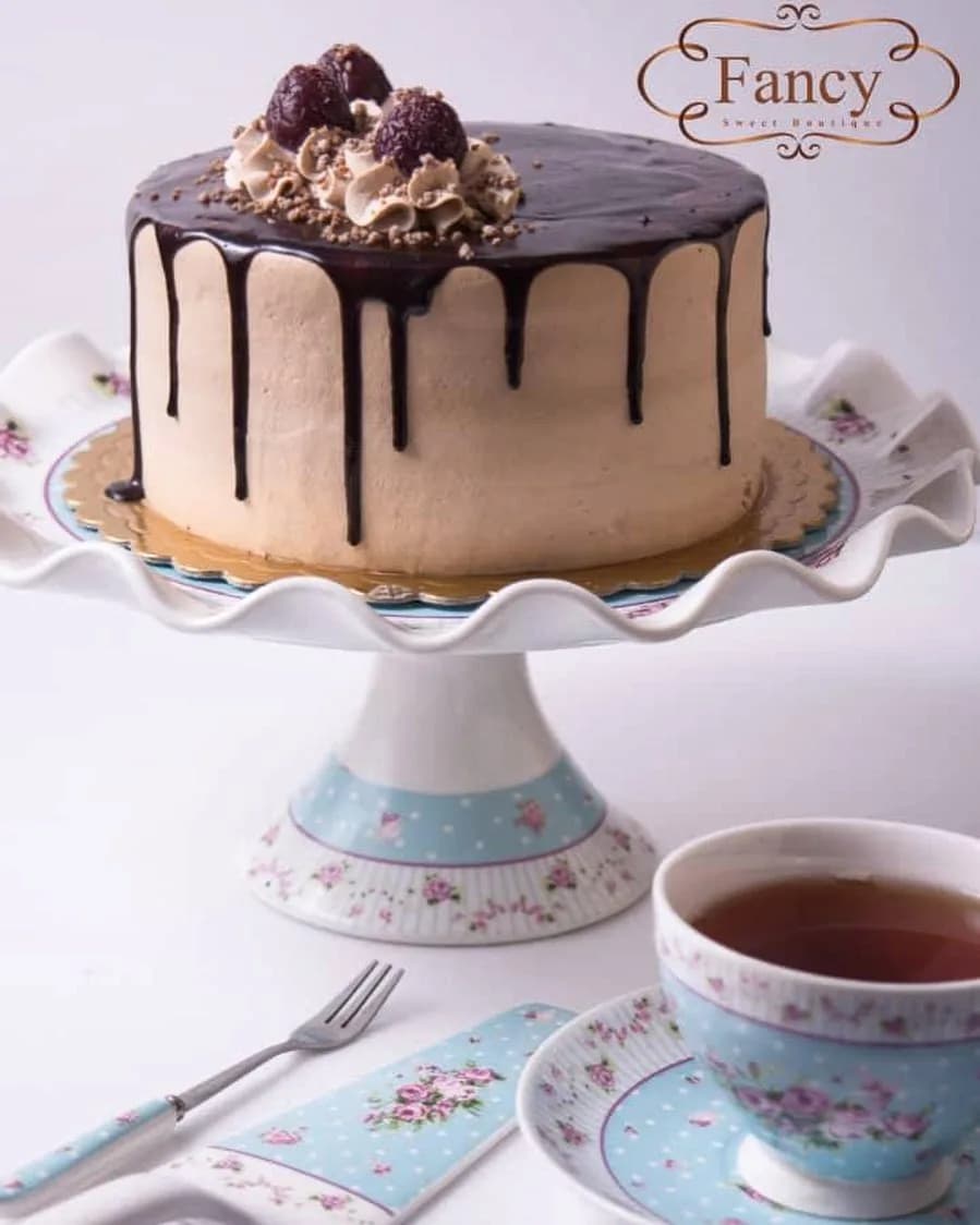 کیک بلک فارست، رنگ قهوه‌ای و شکلاتی، گرد، تک طبقه