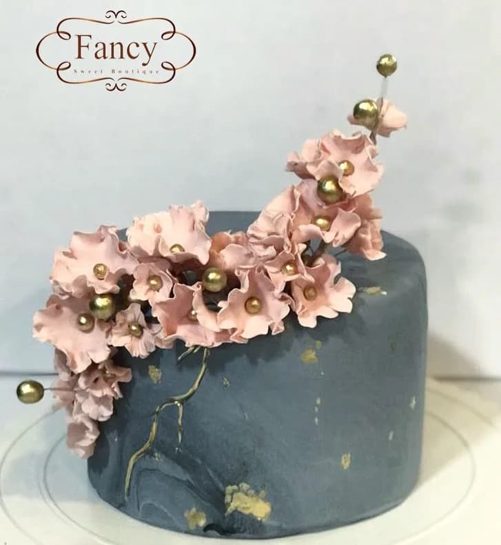 کیک، رنگ خاکستری، صورتی و طلایی، طرح گلدار، استوانه‌ای
