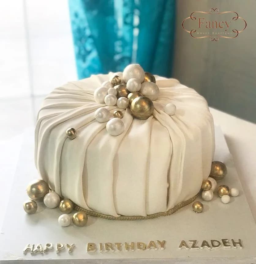 کیک تولد، رنگ سفید و طلایی، گرد، چین‌دار