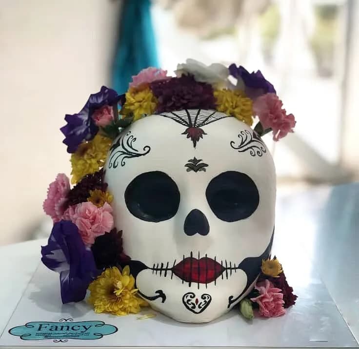 کیک، رنگ سفید، مشکی و رنگارنگ، گرد، طرح جمجمه