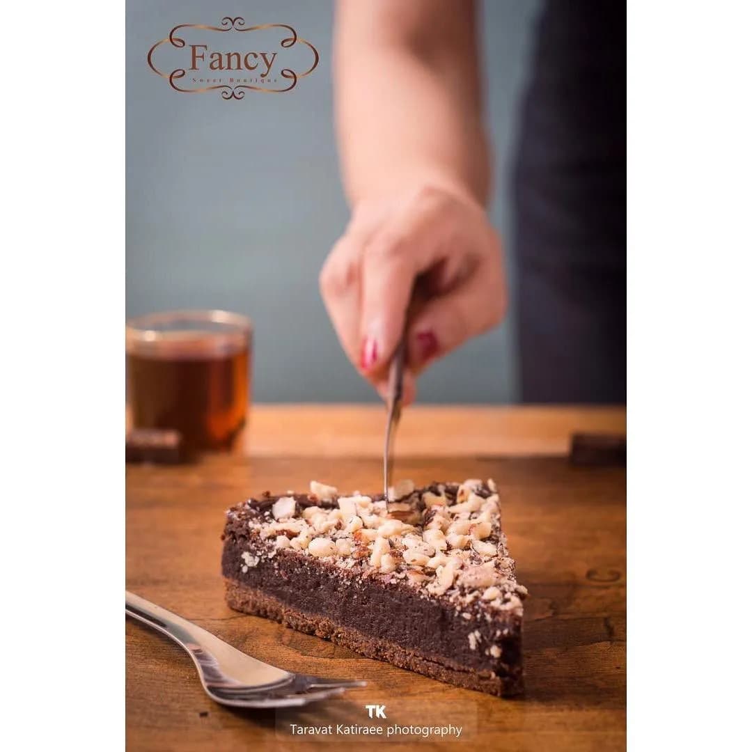 چیزکیک نوتلا، رنگ قهوه‌ای، مثلثی، لایه‌ای