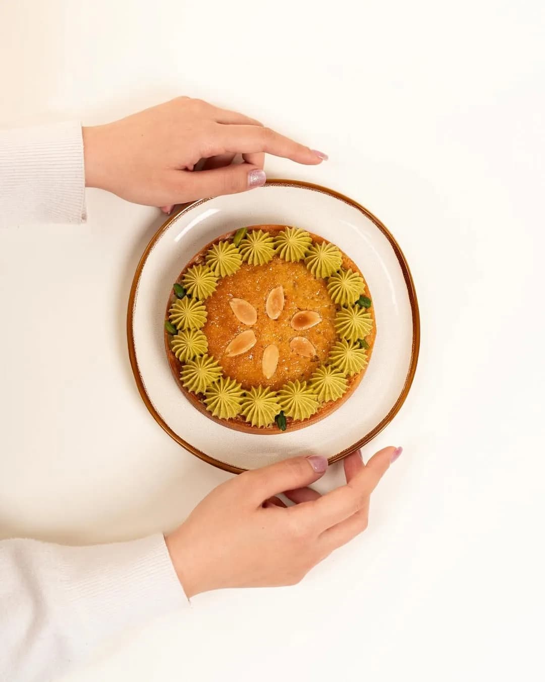 تارت بادام و پسته، رنگ نارنجی و سبز، گرد، تزیین شده