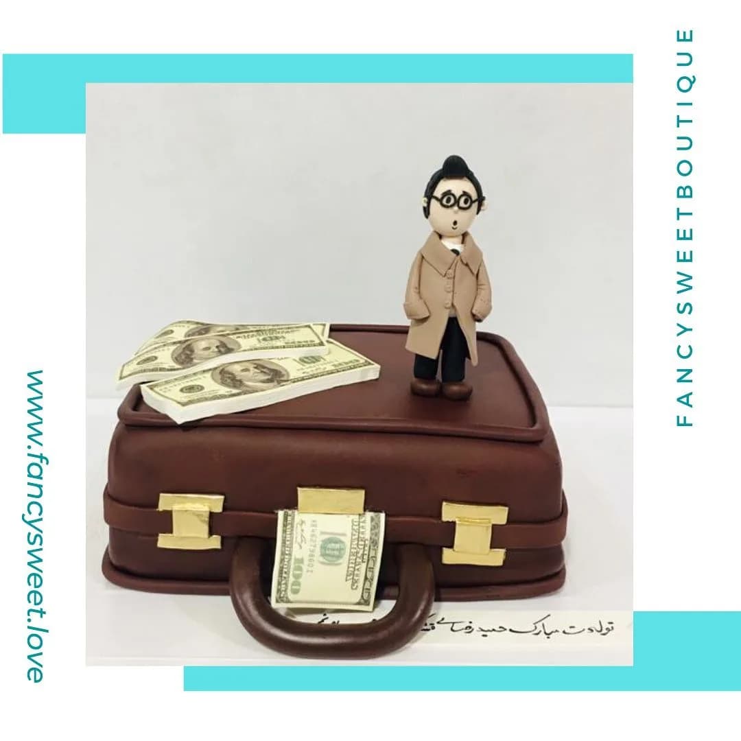 کیک تولد طرح کاری، رنگ قهوه‌ای و کرم، مستطیلی، شکل چمدان