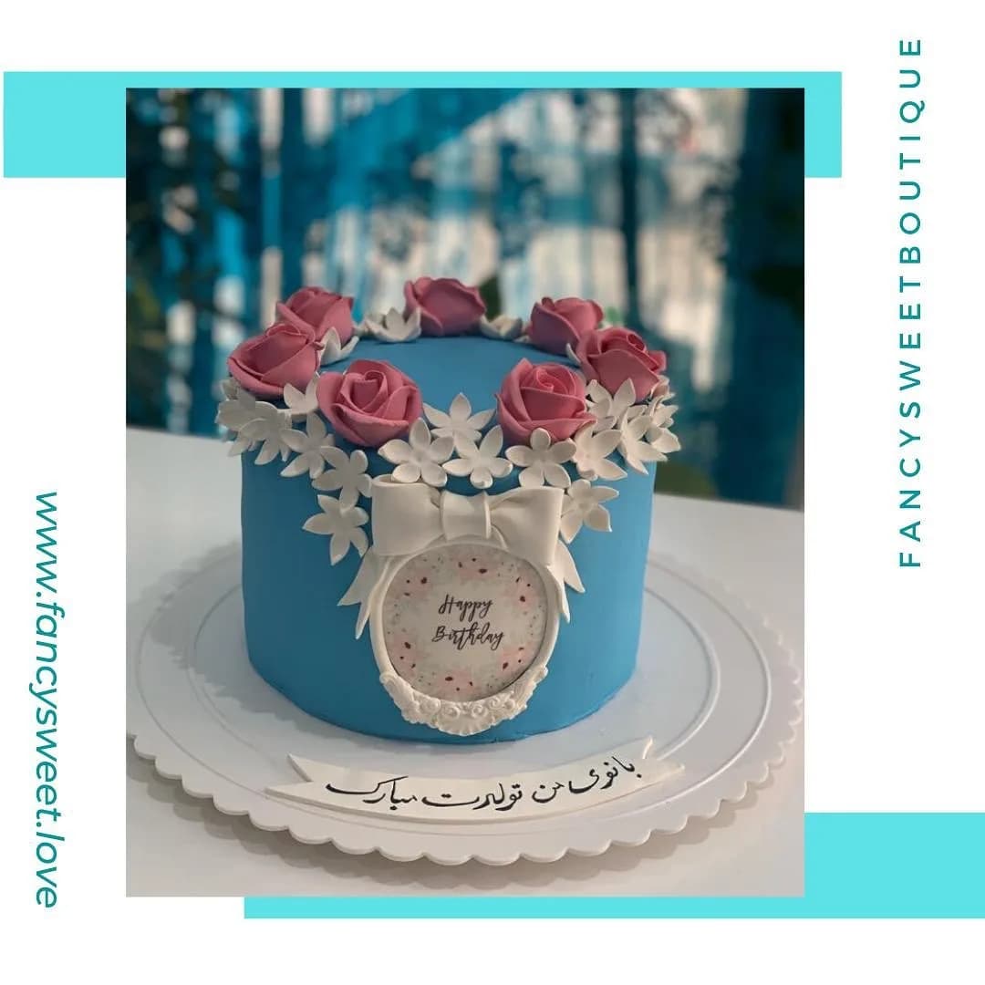 کیک تولد سفارشی، رنگ آبی، صورتی و سفید، طرح گلدار، گرد، تزیین گل رز