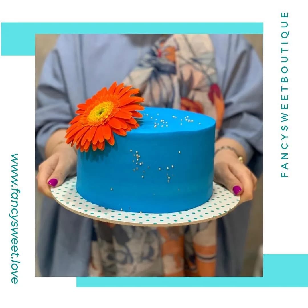 کیک تولد، رنگ آبی و نارنجی، استوانهای، تزیین گل