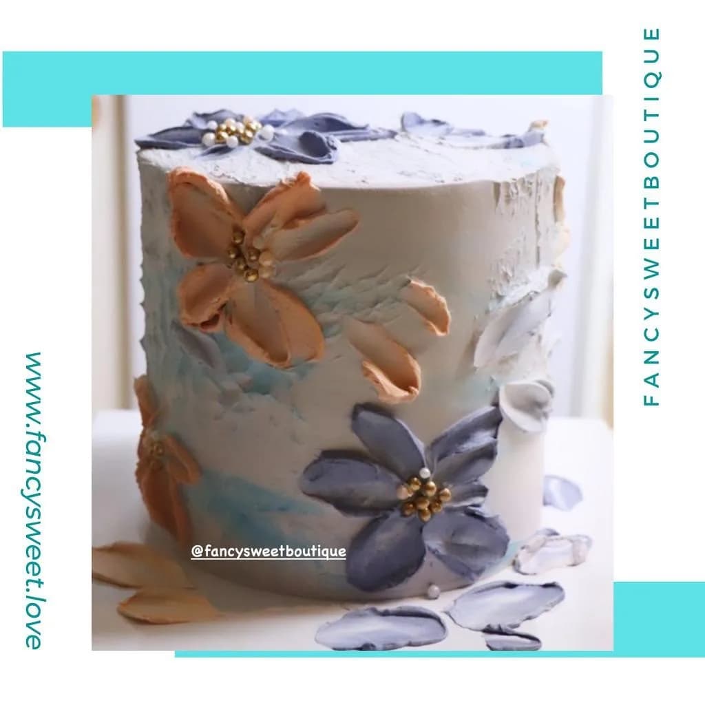 کیک تولد، رنگ سفید، آبی و نارنجی، طرح گلدار، استوانه‌ای