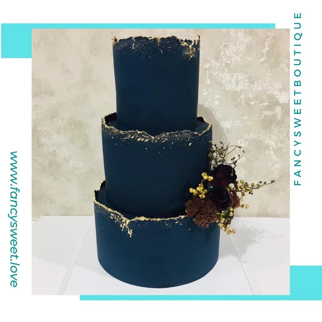 کیک سفارشی، رنگ سرمه‌ای و طلایی، سه طبقه استوانه‌ای