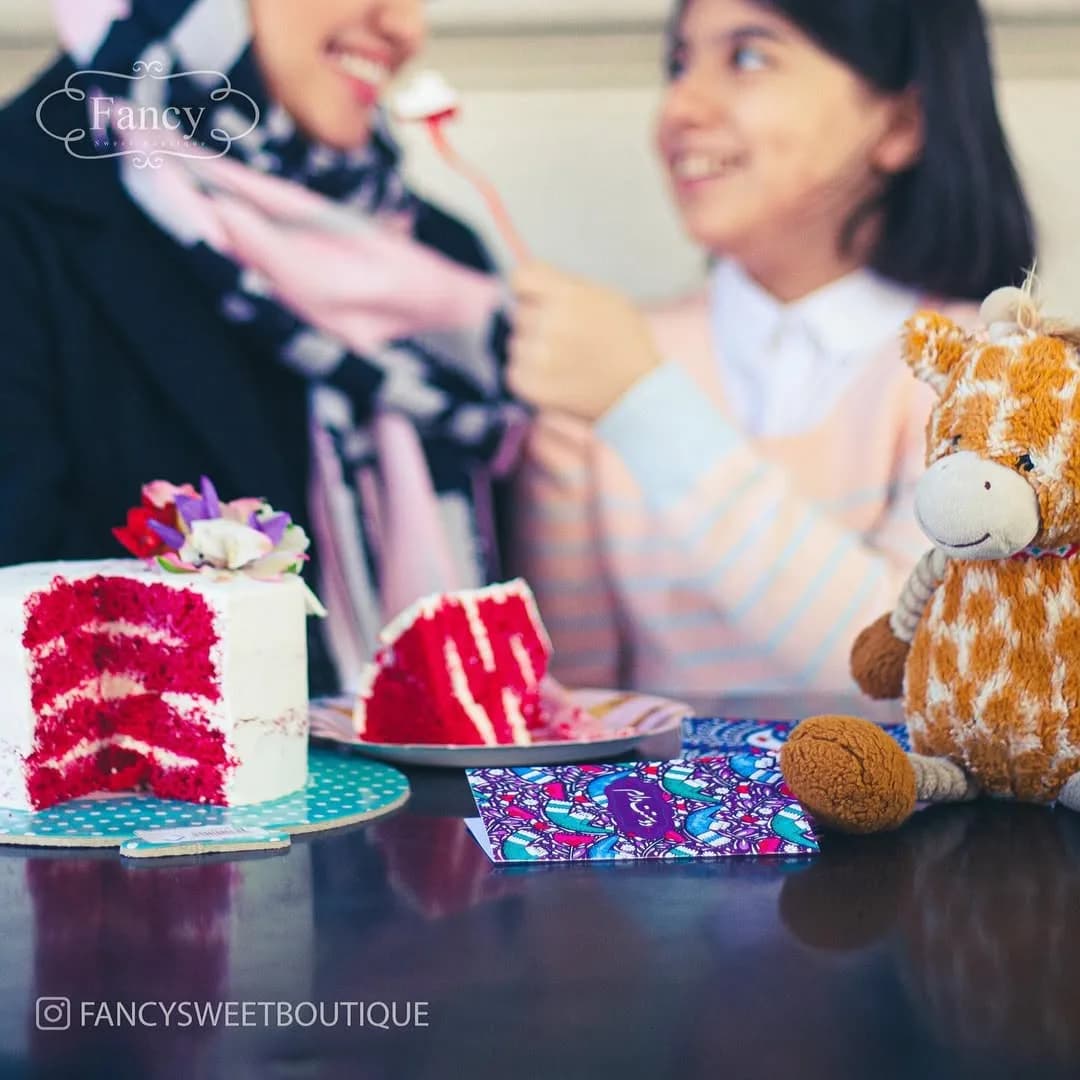 کیک تولد، رنگ قرمز و سفید، گرد