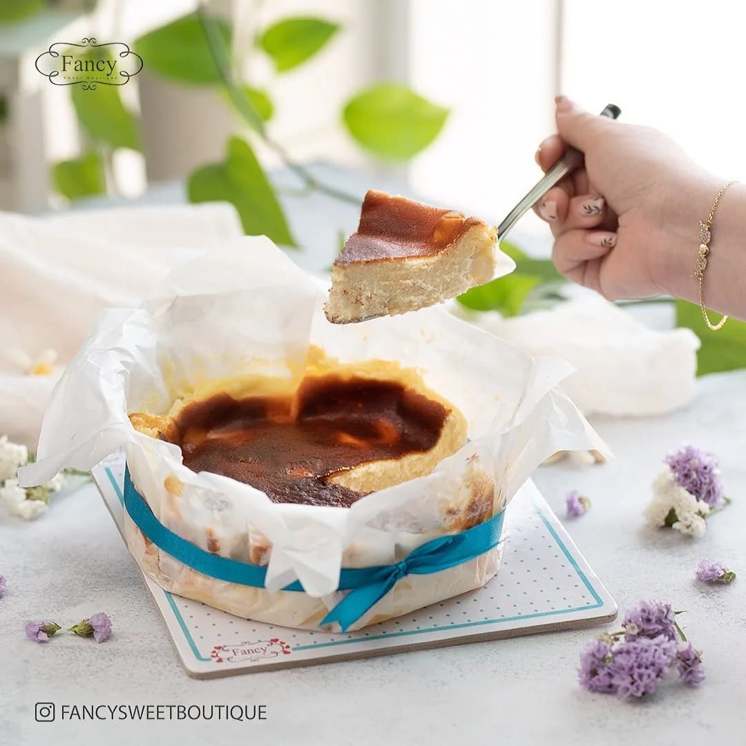 چیزکیک سوخته سن سباستین، رنگ قهوه ای، کرم و سفید، گرد با برش مثلثی