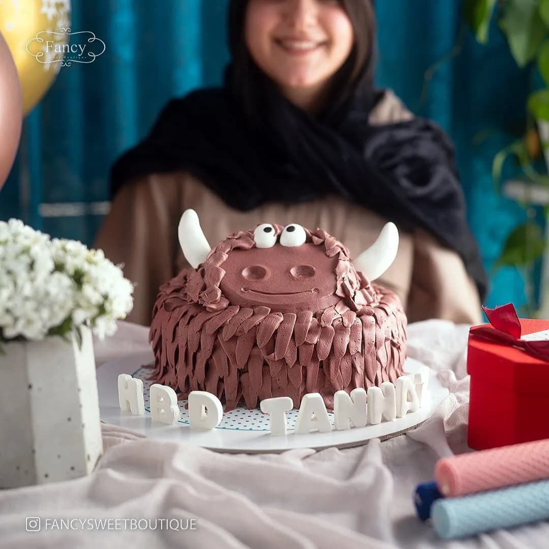 کیک تولد، رنگ قهوه ای، سفید و قرمز، طرح گاو، استوانهای