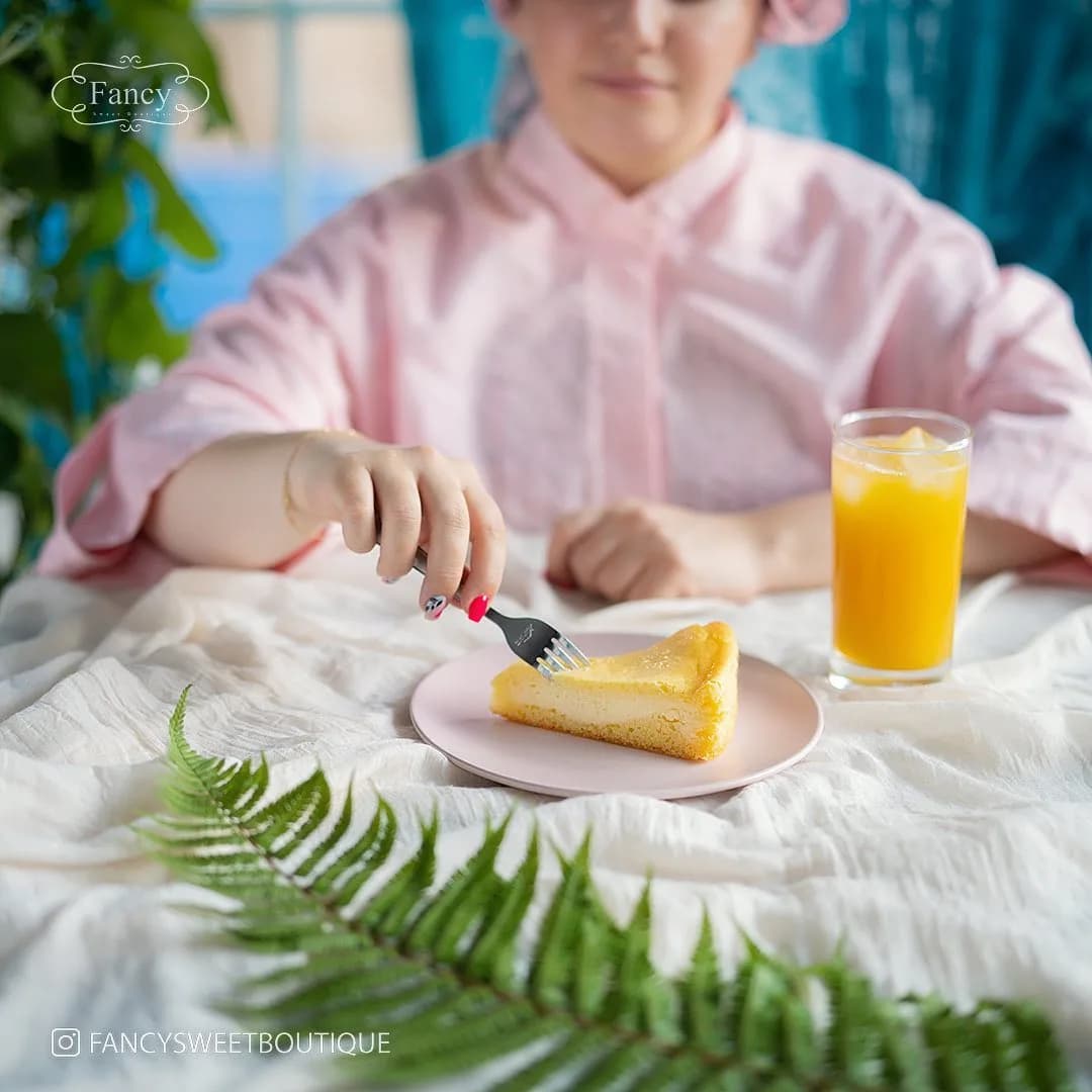چیزکیک وانیلی فنسی، رنگ زرد و کرم، مثلثی