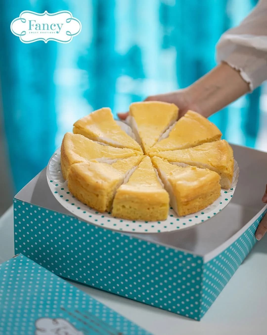چیزکیک وانیلی، رنگ زرد، گرد، برش خورده
