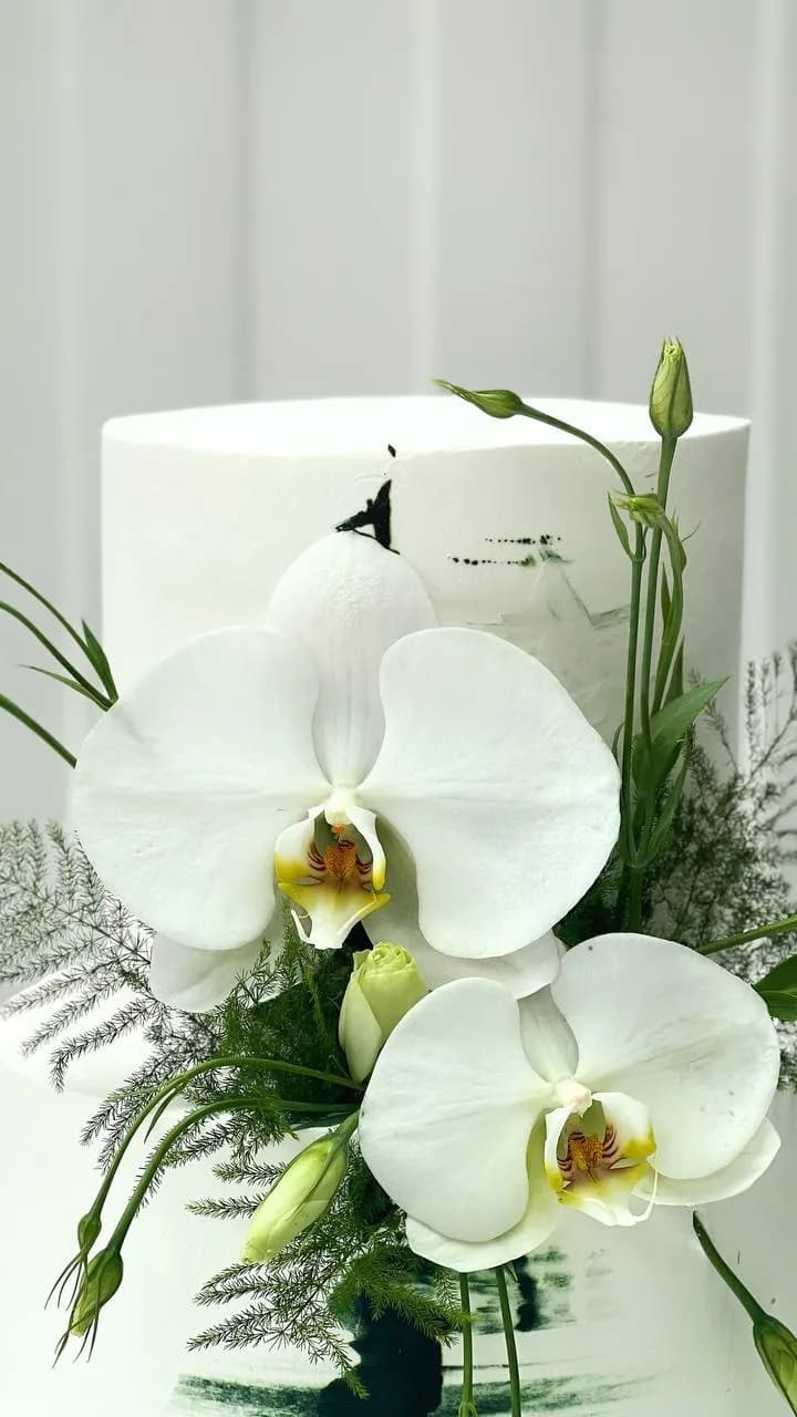 کیک تولد سفارشی، رنگ سفید و سبز، استوانه‌ای