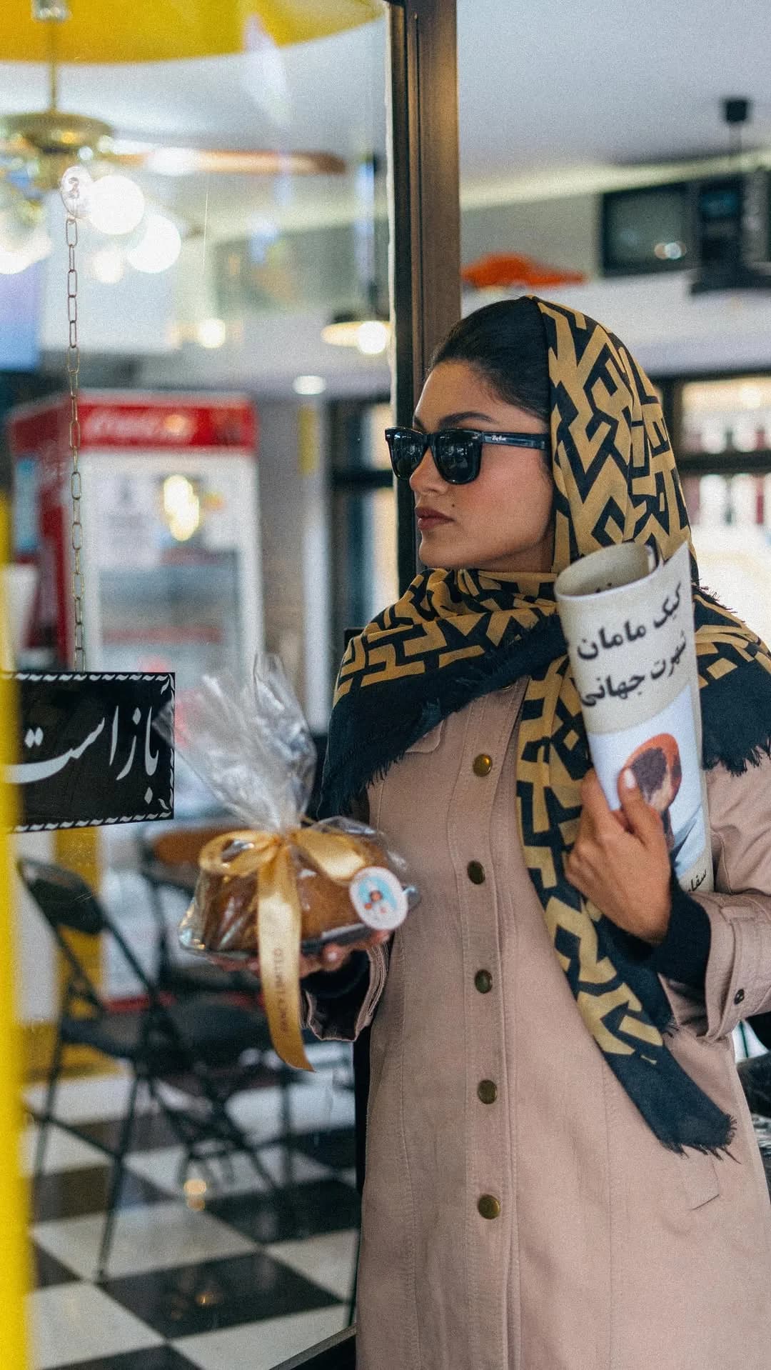 کیک مامان سوسن، رنگ قهوهای و کرم، گرد، در بستهبندی