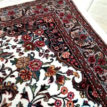 جفت فرش ذرعونیم بیجار رنگ گیاهی، رنگ سفید، قرمز و سرمهای، طرح گلدار، مستطیلی