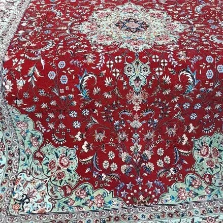 فرش دستباف، رنگ قرمز، سرمهای و کرم، طرح گلدار، مستطیلی