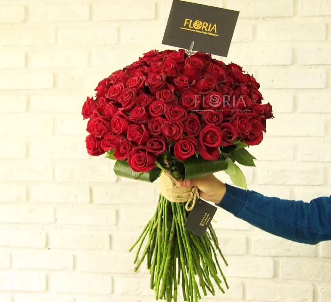 دسته گل رز کلاسیک، رنگ قرمز و سبز، گرد
