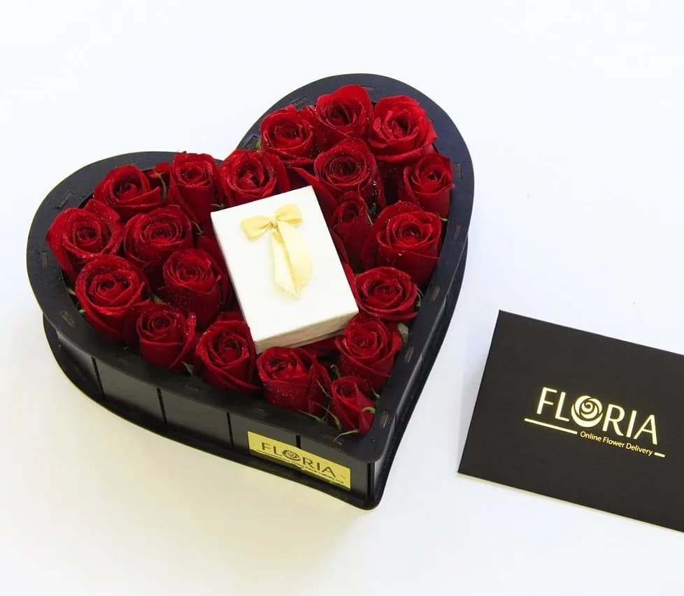 باکس گل قلب با جای کادو، رنگ قرمز و مشکی، قلبی