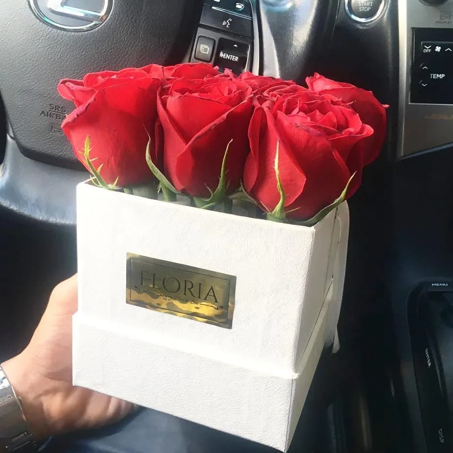 باکس گل رز فلوریا، رنگ قرمز و سفید، جنس مقوا و گل طبیعی، باکس گل کوچک