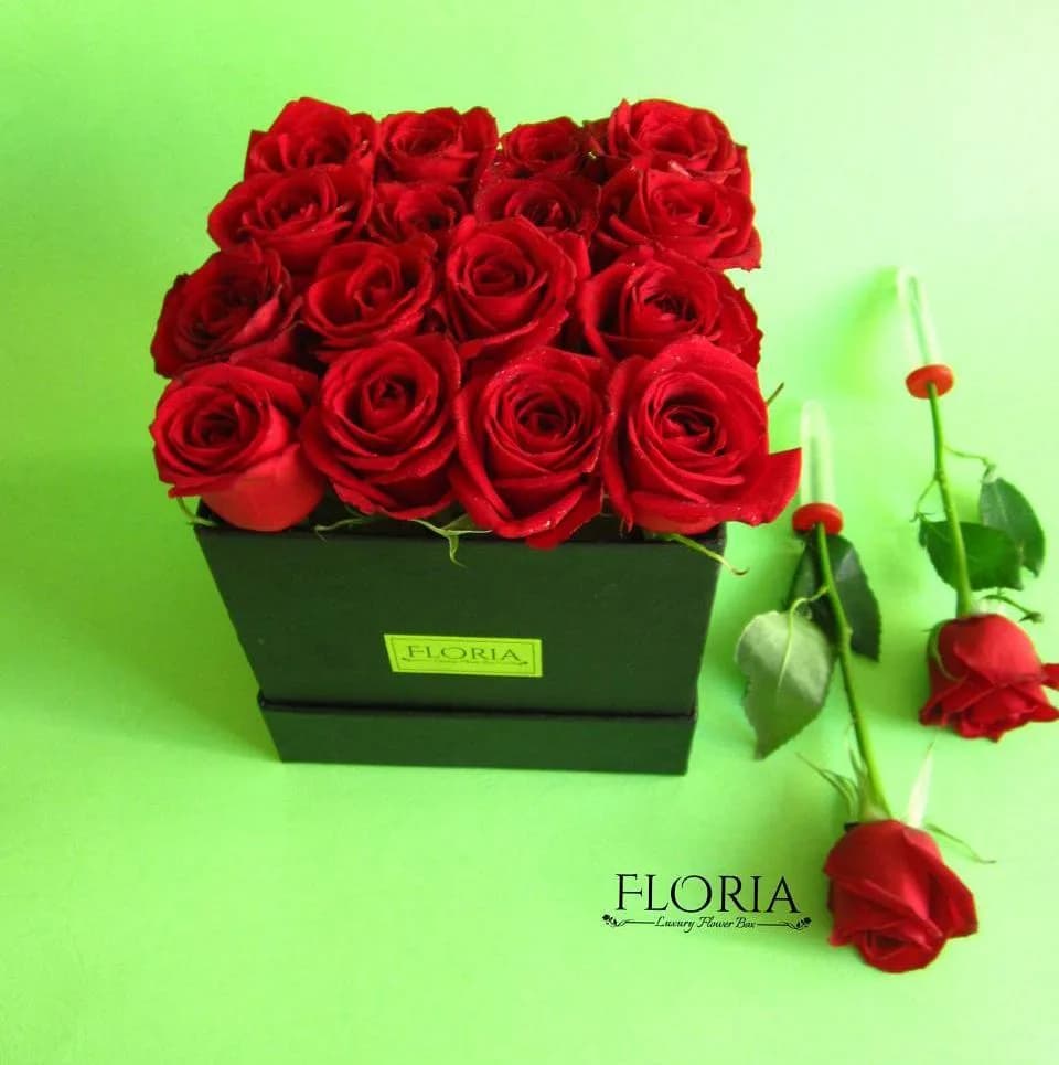 باکس گل، رنگ قرمز و مشکی، جنس گیاه و مقوا، طرح گلدار، باکس گل مربعی