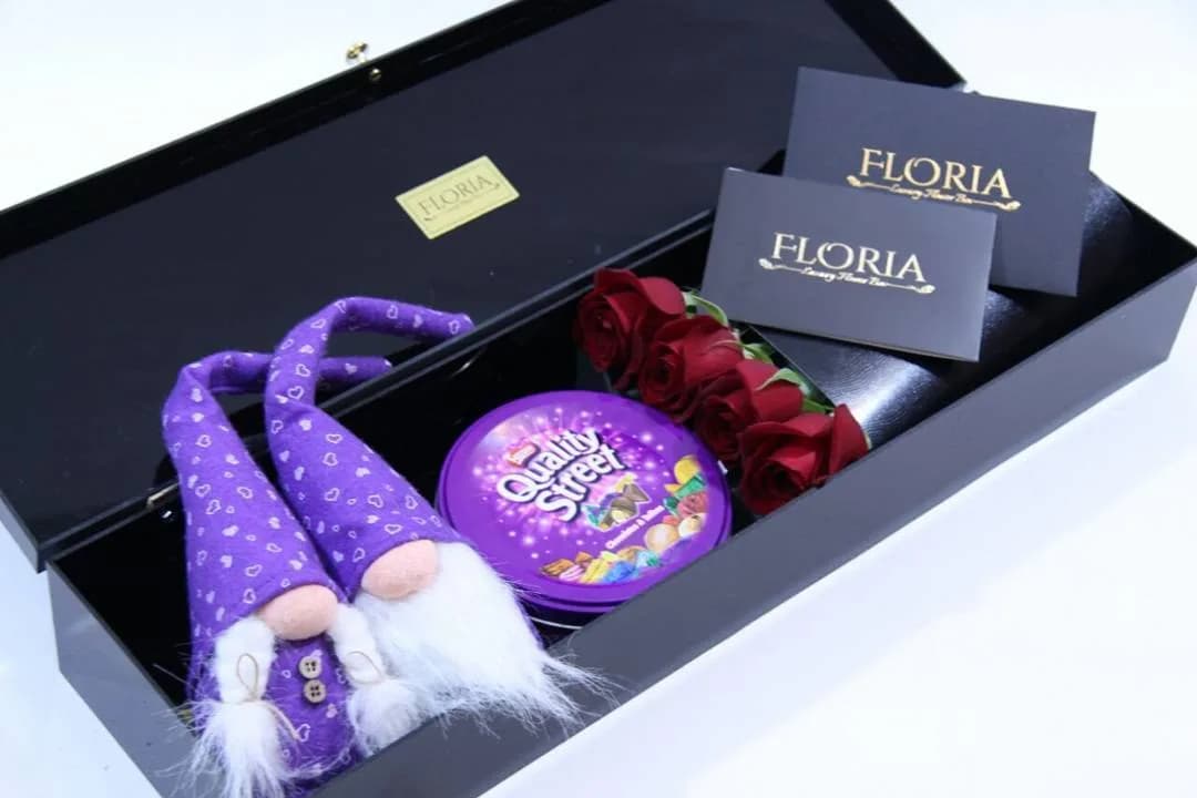باکس گل با عروسک و شکلات، رنگ قرمز، بنفش و سفید، جنس چوب، گل طبیعی و پارچه، جعبه هدیه