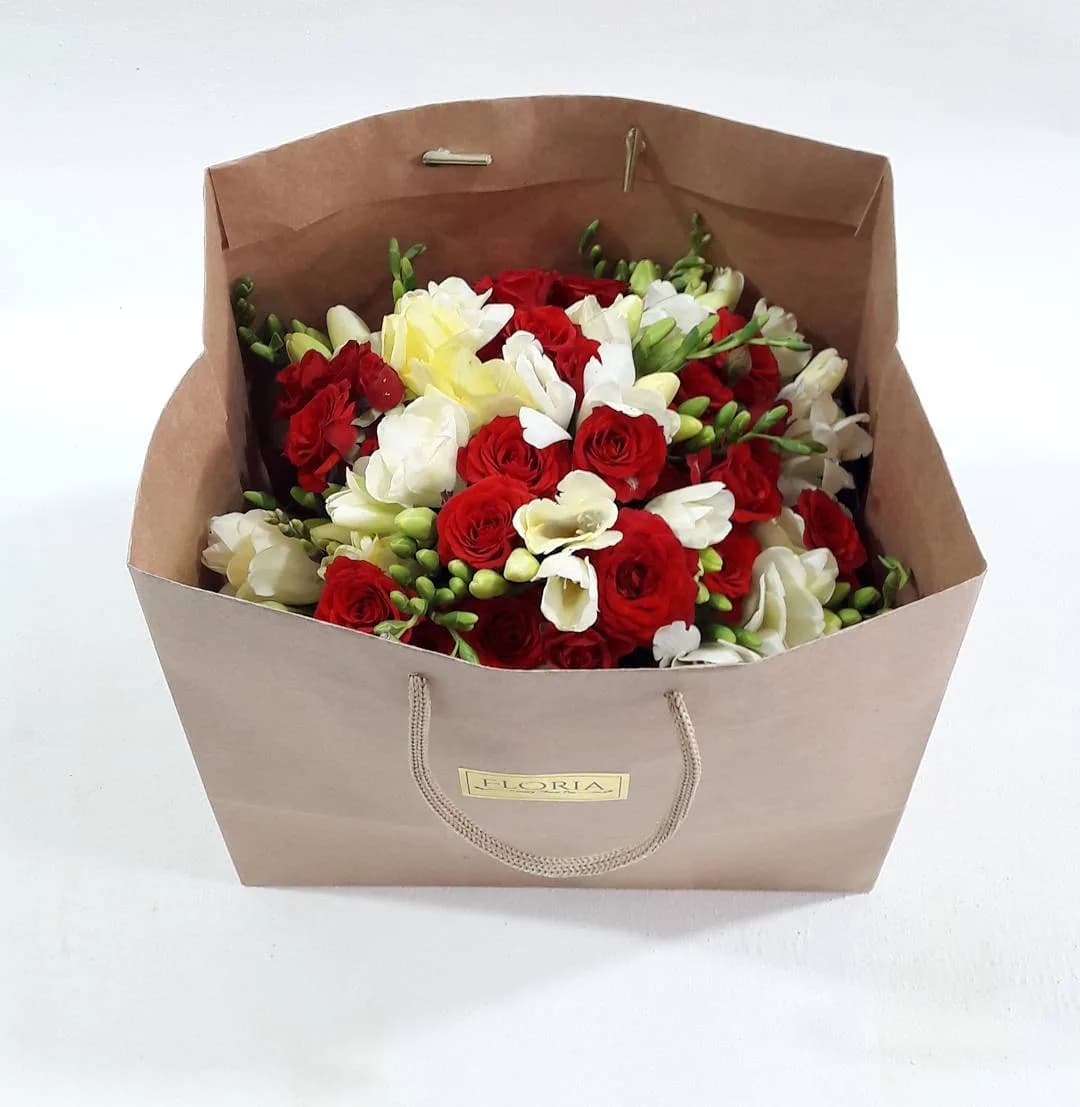 ساک دستی گل، رنگ قهوه‌ای، قرمز و سفید، جنس کاغذ و گل طبیعی، پاکت هدیه گل