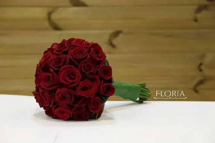 دسته گل رز، رنگ قرمز و سبز، گرد