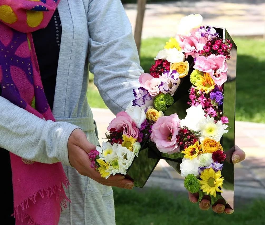 باکس گل حرف A، رنگ صورتی، زرد و سفید، جنس مقوا و گل طبیعی، باکس گل حرف انگلیسی