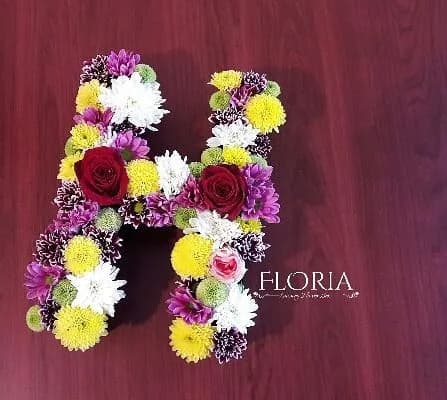 باکس گل حروف اسم، رنگ قرمز، زرد، سفید و بنفش، جنس مقوا و گل طبیعی، باکس حروف انگلیسی