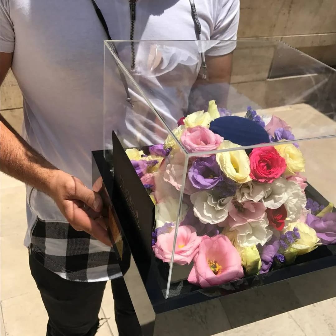 باکس گل، رنگ رنگارنگ و مشکی، جنس پلکسی، باکس مکعبی