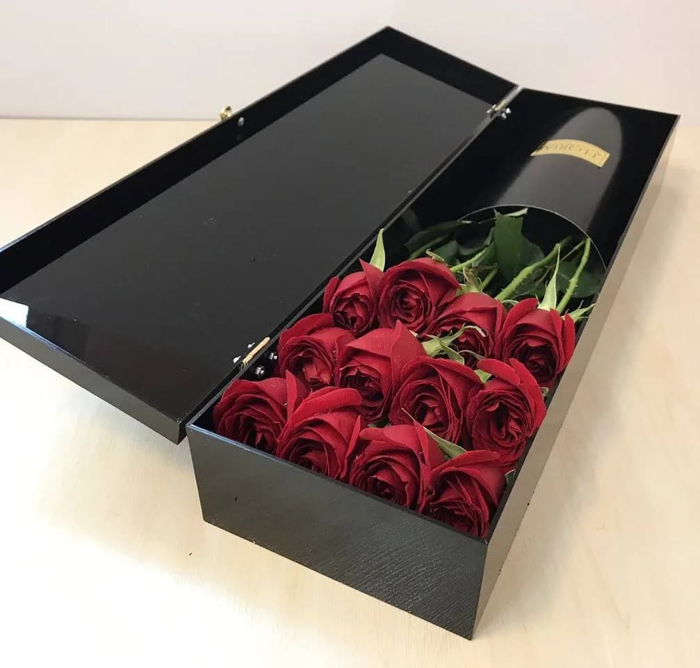 باکس گل رز، رنگ قرمز، مشکی و سبز، جعبه گل