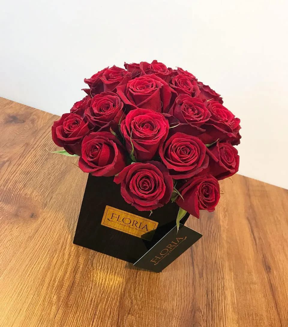 باکس رویال ۲۷ شاخه، رنگ قرمز و مشکی، جنس مقوا و گل طبیعی، باکس گل رومیزی