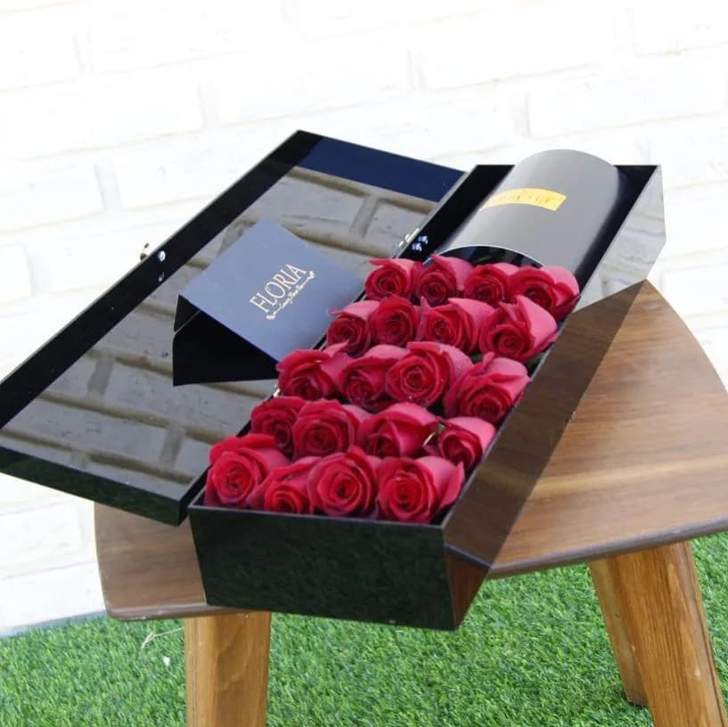 باکس کلاسیک ۲۰ شاخه رز قرمز، رنگ مشکی، جنس چوب، باکس گل بلند