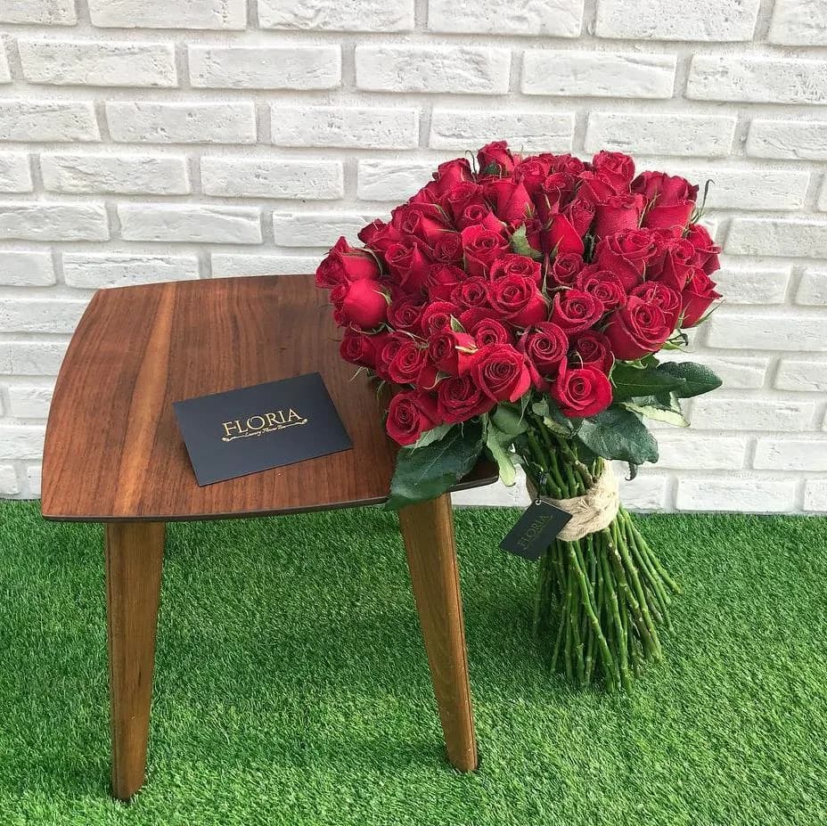 دسته گل ۸۰ شاخه رز هلندی، رنگ قرمز و سبز، دستهگل بزرگ