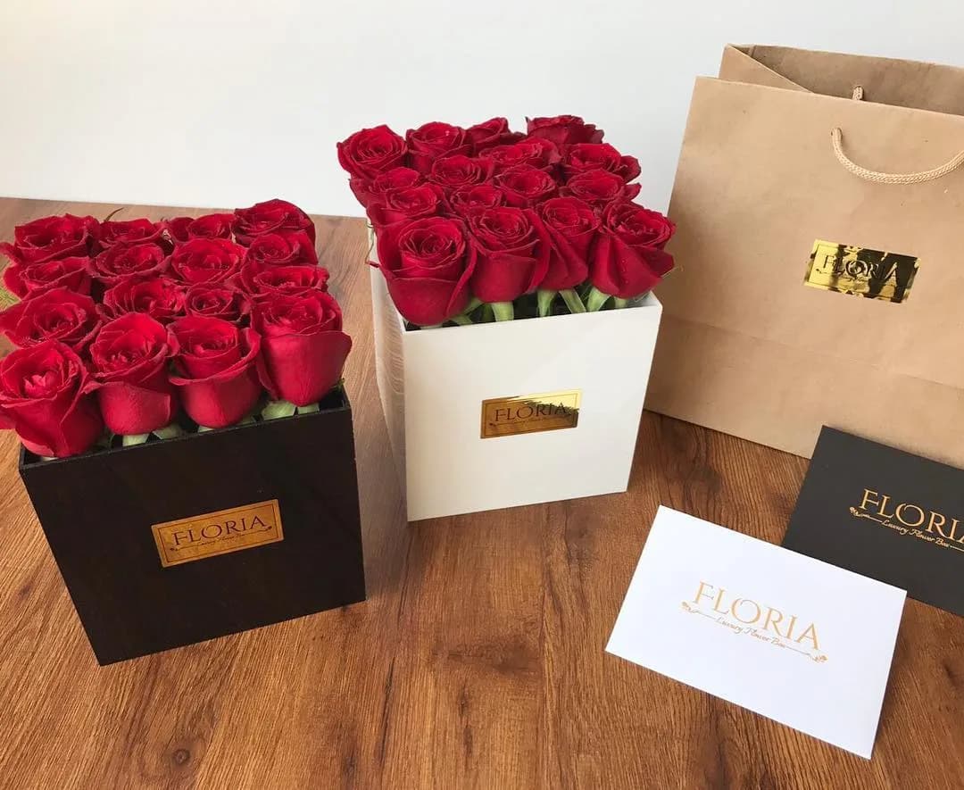 باکس گل رویال ۱۶ شاخه رز قرمز