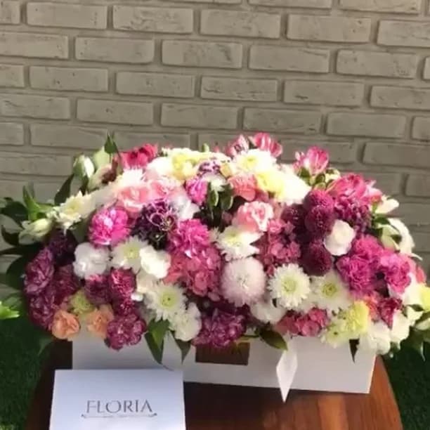 باکس گل رز فلوریا، رنگ قرمز، سفید و بنفش، جنس مقوا و گل طبیعی، باکس گل مستطیلی