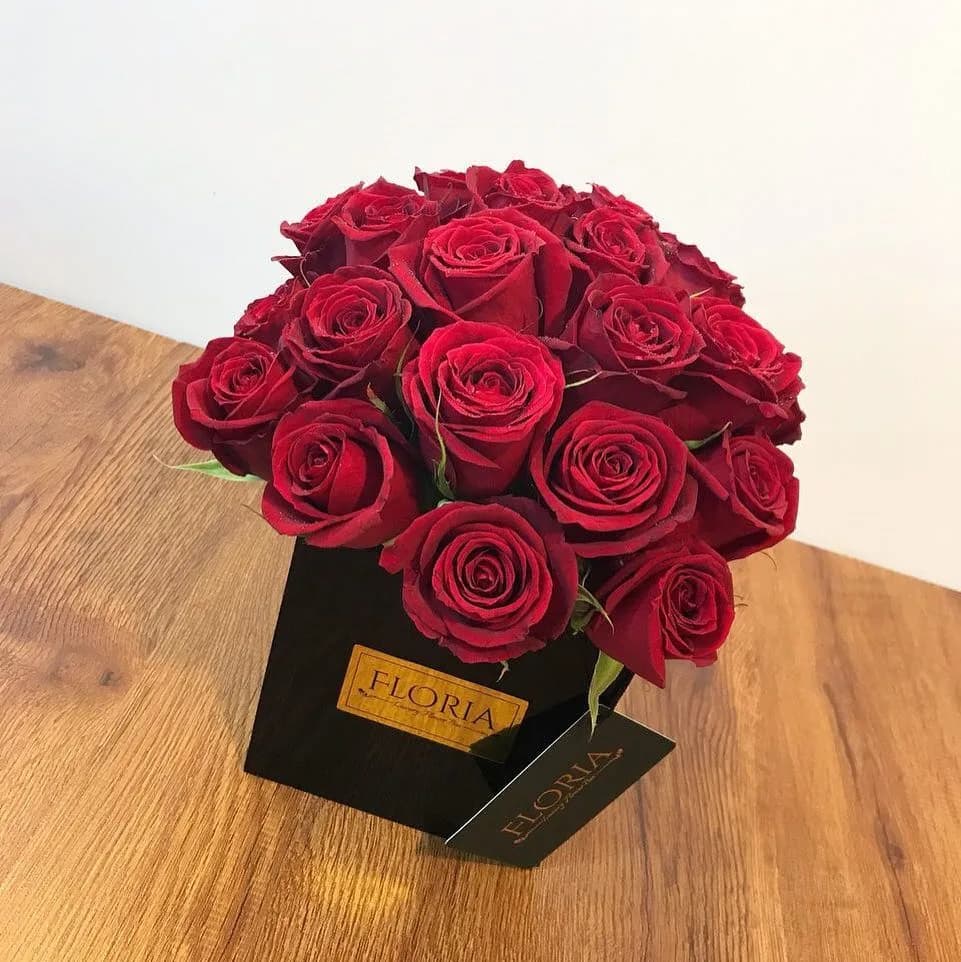 باکس گل رویال ۳۰ شاخه، رنگ قرمز و مشکی، مربعی، چوبی