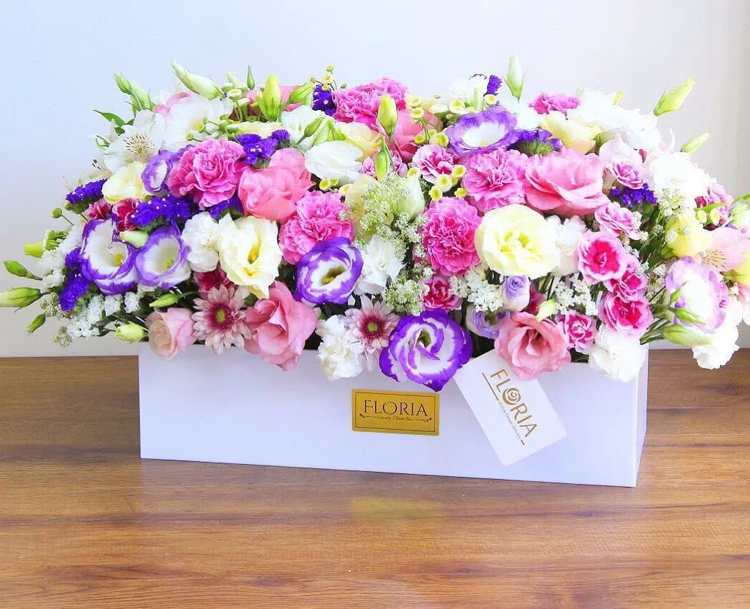 سبد گل سها فلوریا، رنگ صورتی، سفید و بنفش، جنس مقوا و گل طبیعی، مستطیلی با گلهای مخلوط