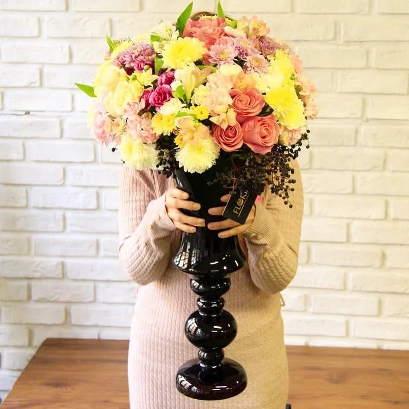 جام گل آلیا فلوریا، رنگ صورتی، زرد و مشکی، جنس شیشه، گلدان پایه‌دار بلند