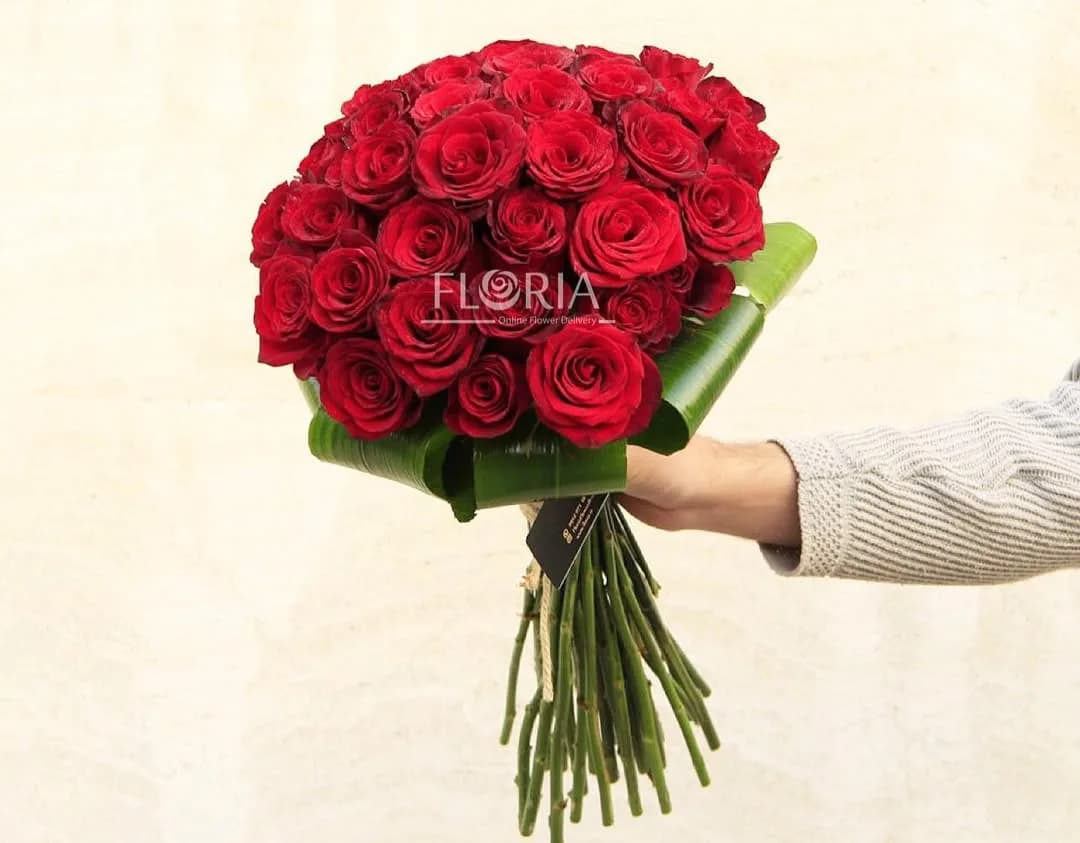 دسته گل رز قرمز، رنگ سبز، دسته‌ای گرد