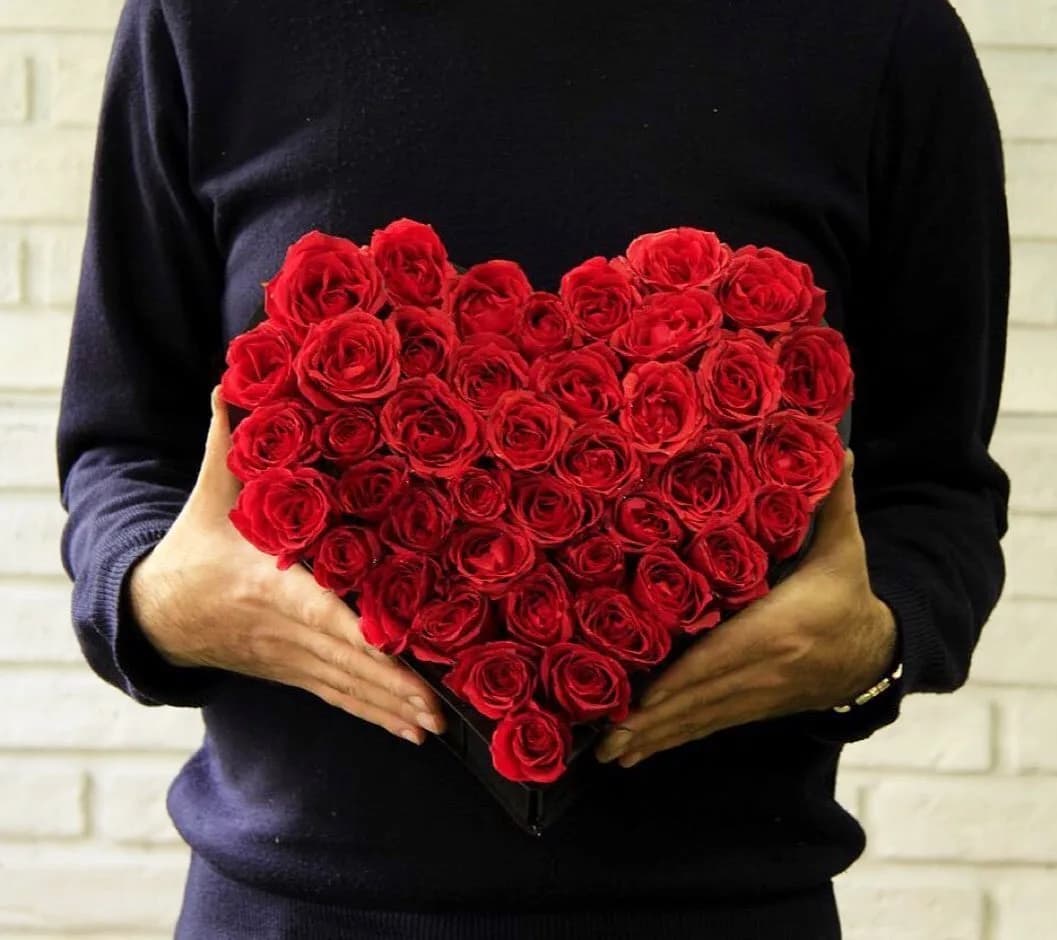 باکس گل قلب رز قرمز ایرانی، رنگ مشکی، طرح گلدار، زنانه