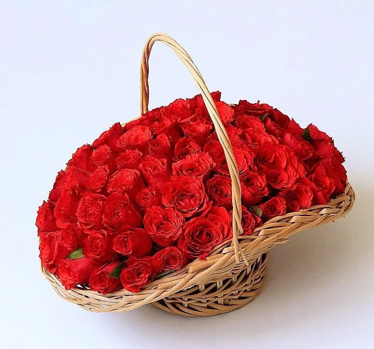 سبد گل رز قرمز غزال، جنس چوب و حصیر، سبد گل دستهدار