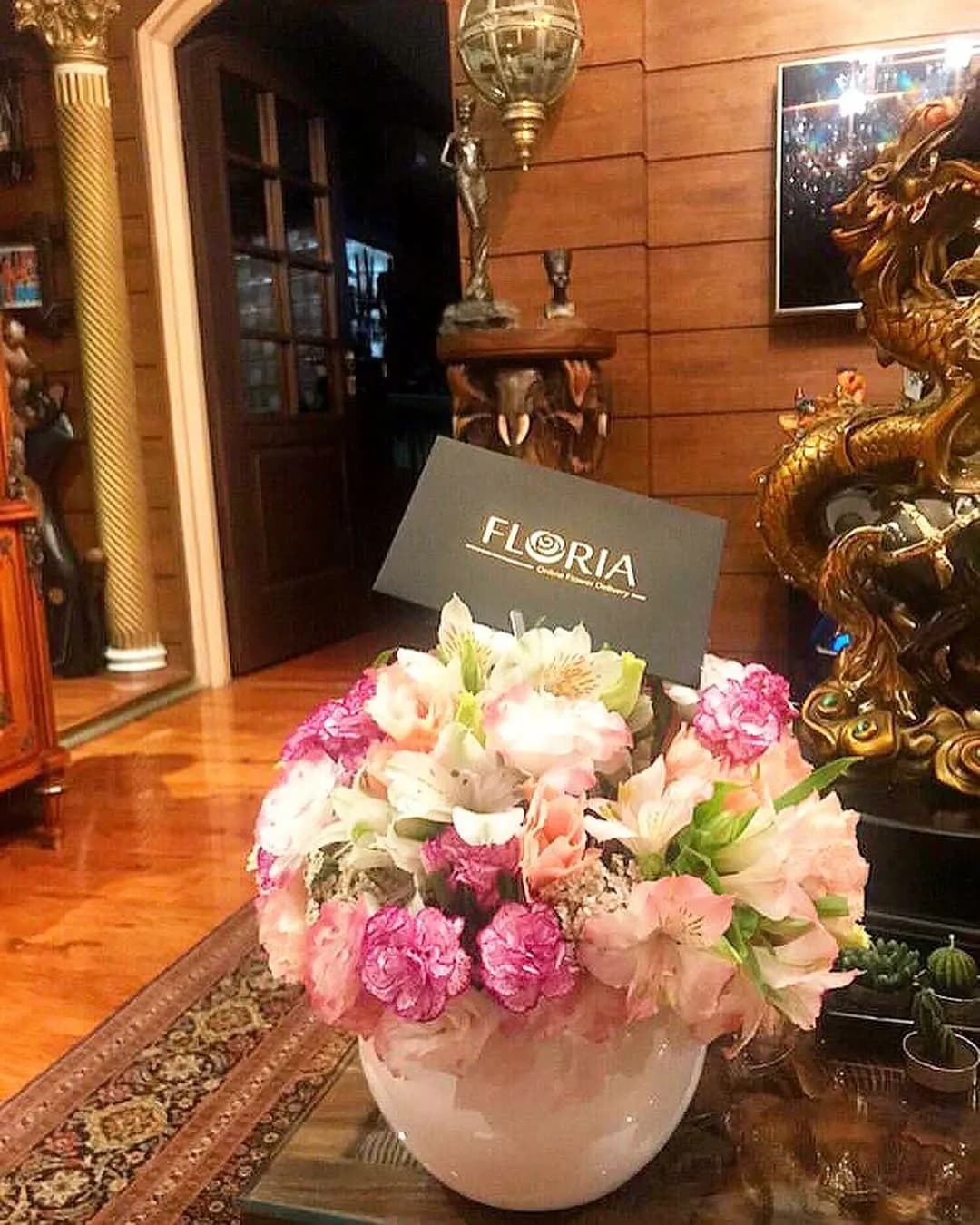 سبد گل آلسترومریا، رنگ صورتی، سفید و بنفش، جنس سرامیک، گلدان گرد