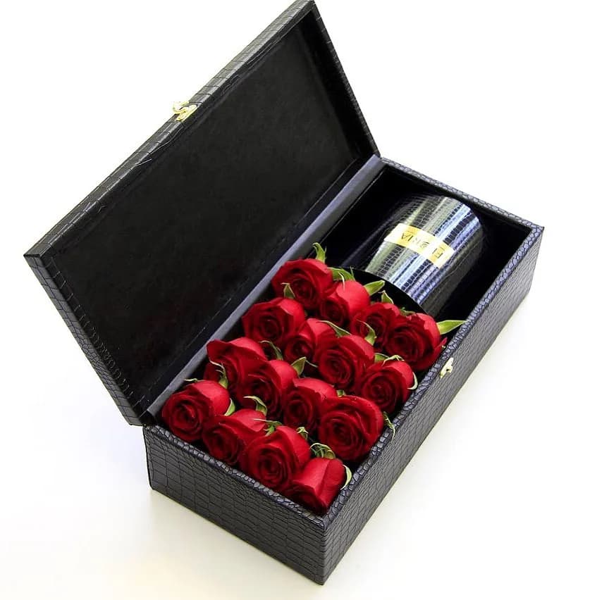 باکس گلوری چرمی ۱۶ شاخه رز قرمز، رنگ مشکی، جنس چرم مصنوعی و گل طبیعی، طرح طرح حیوانی، مستطیلی دردار