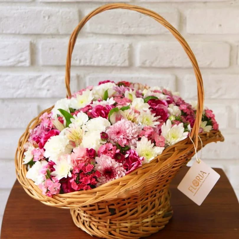 سبد گل آلیس، رنگ سفید، صورتی، بنفش و قهوهای، جنس حصیری، سبد دستهدار