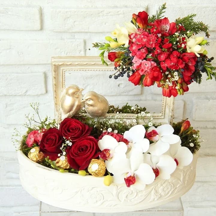 سبد گل ولنتاین قاب عشق شماره ۲، رنگ سفید، قرمز و زرد، جنس مقوا، گل طبیعی و فلز، باکس استوانهای و گلآرایی