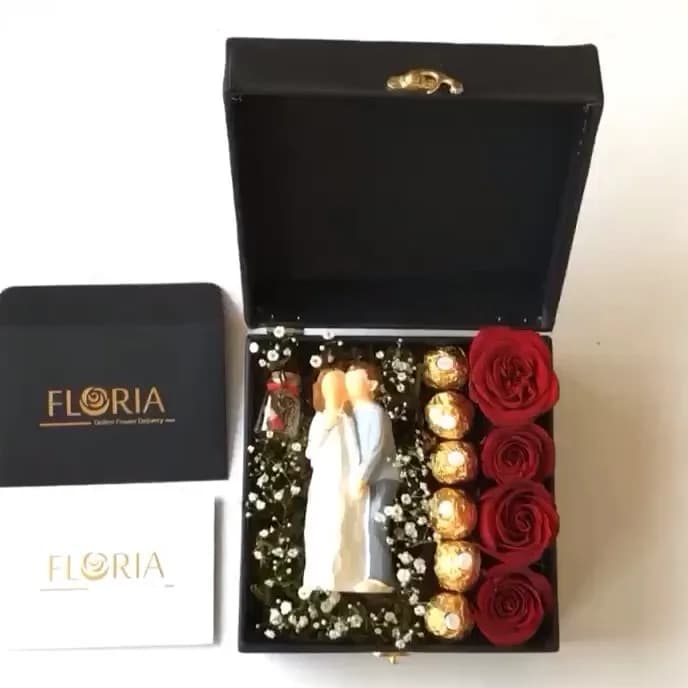باکس هدیه گل و شکلات، رنگ قرمز، مشکی و طلایی، جنس مقوا و گل مصنوعی، باکس هدیه چندمنظوره
