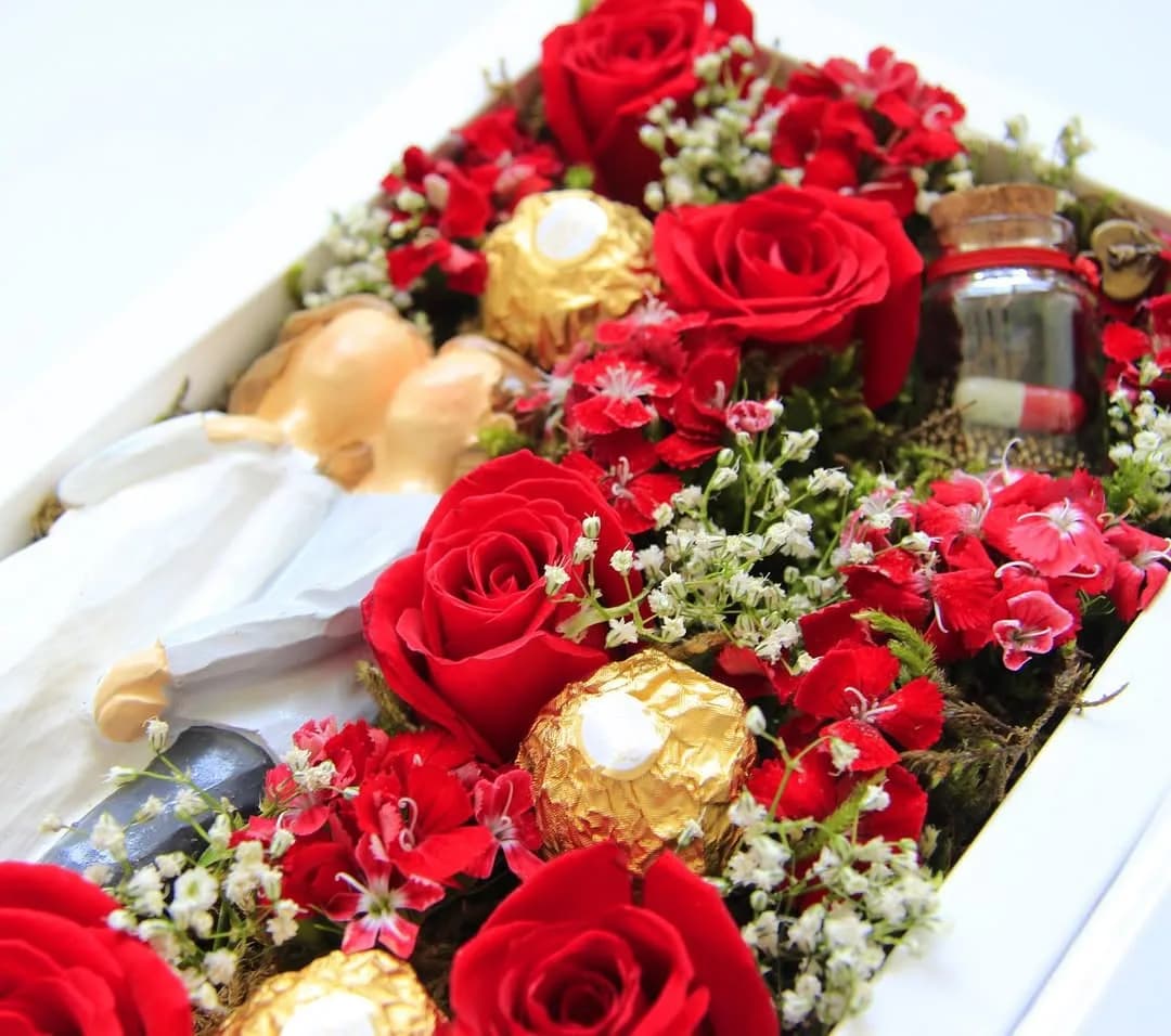 باکس گل و شکلات، رنگ قرمز، طلایی و سفید، باکس هدیه