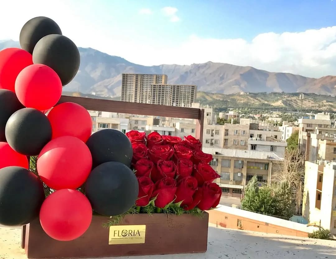 باکس گل توتیا فلوریا، رنگ قرمز و مشکی، مستطیلی با بادکنک
