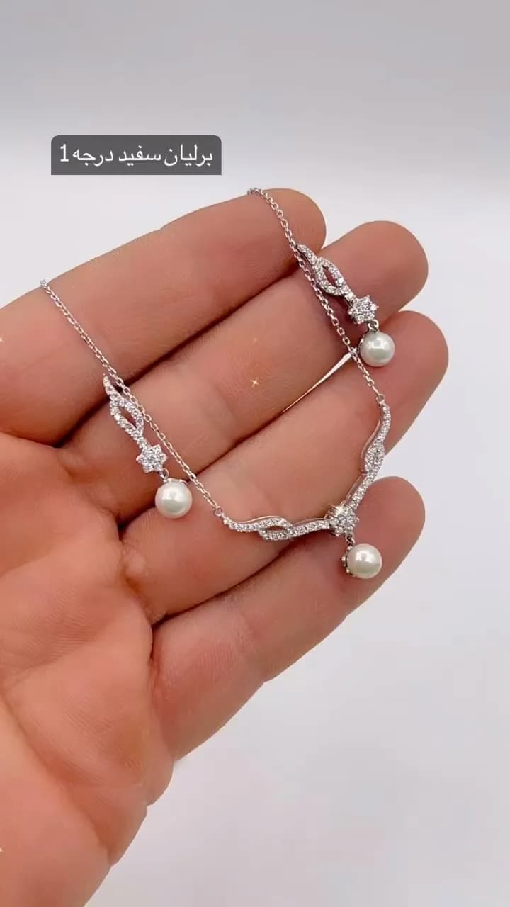 گردنبند و گوشواره برلیان و مروارید، رنگ نقرهای و سفید، جنس فلز، گردنبند مروارید و نگین